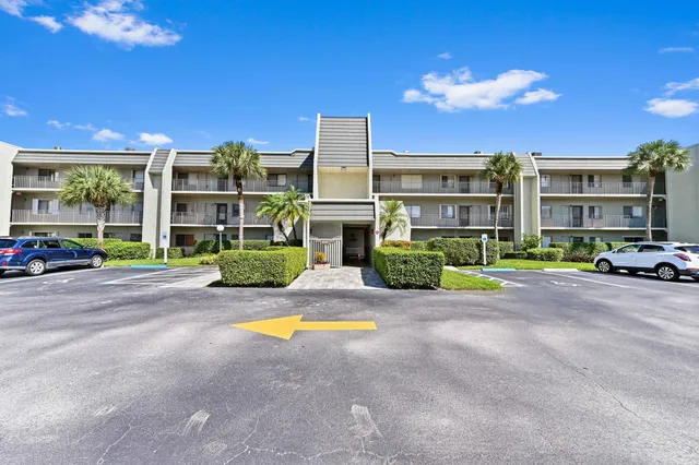 3-bedroom rental at 4080 Tivoli Court #202, Lake Worth