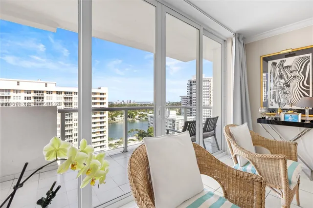 1-bedroom home at 5601 Collins Avenue #1515, Miami Beach