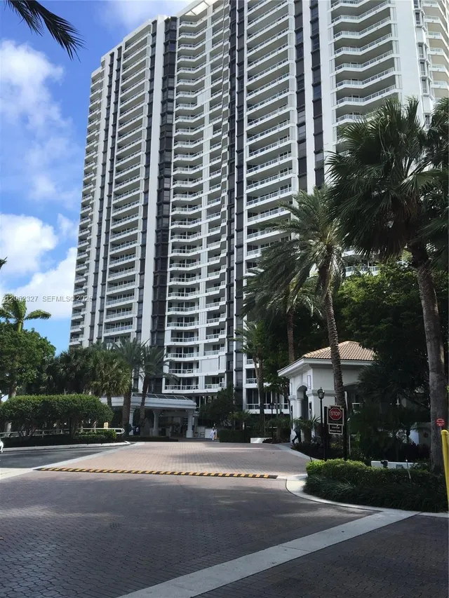 3-bedroom rental at 21055 Yacht Club Drive #1603, Aventura