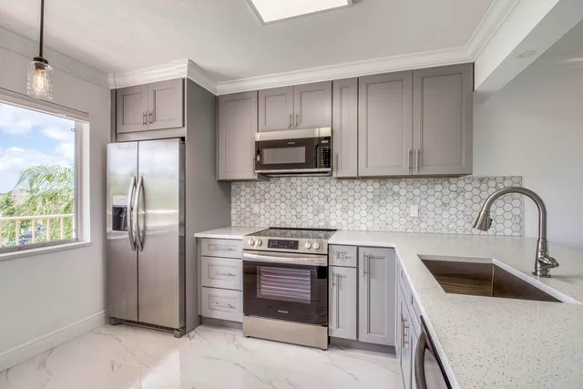 2-bedroom home at 6795 Huntington Lane #406, Delray Beach