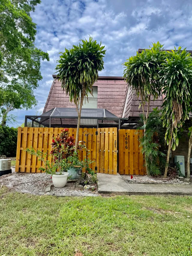 3-bedroom rental at 7696 Courtyard Run Run W, Boca Raton