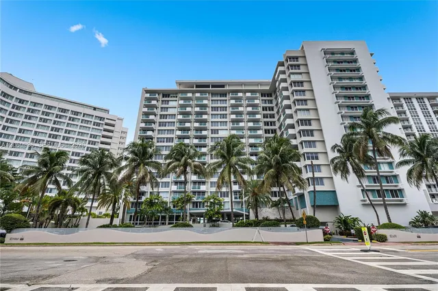 1-bedroom home at 1200 West Avenue #1419, Miami Beach