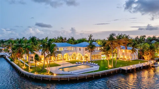 9-bedroom home at 900 S Northlake Drive, Hollywood