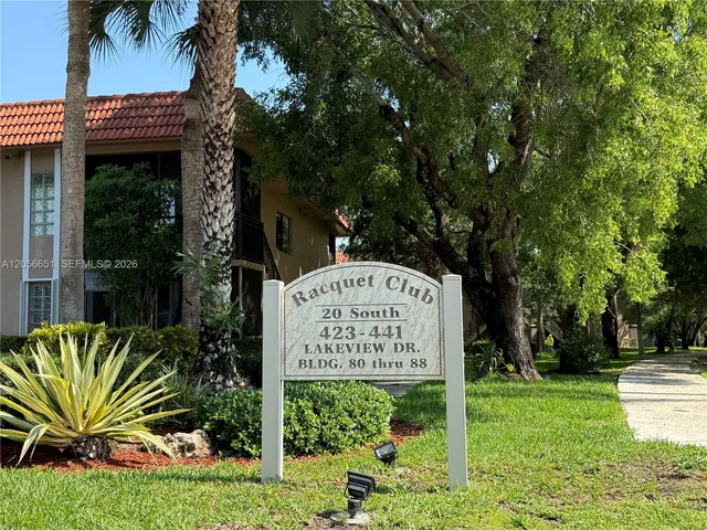 2-bedroom home at 435 Lakeview Drive #201, Weston