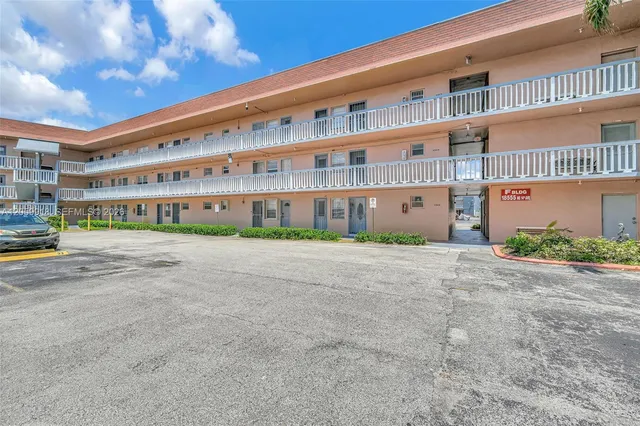1-bedroom home at 18555 NE 14th Avenue #502, Miami