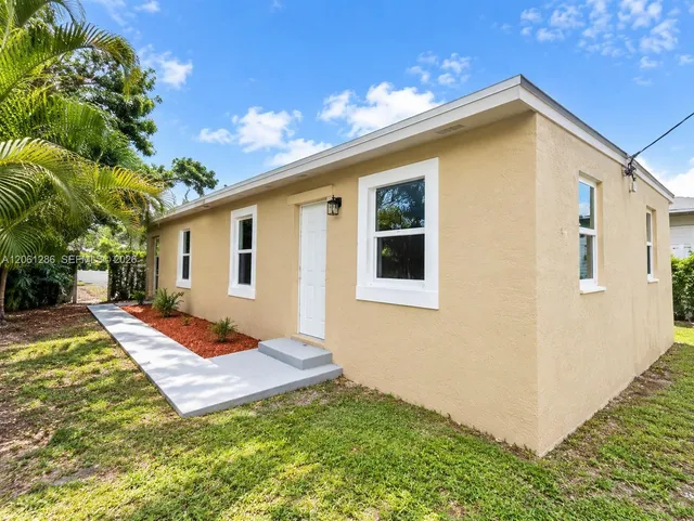 2-bedroom rental at 728 SW 6th Street #2, Dania Beach