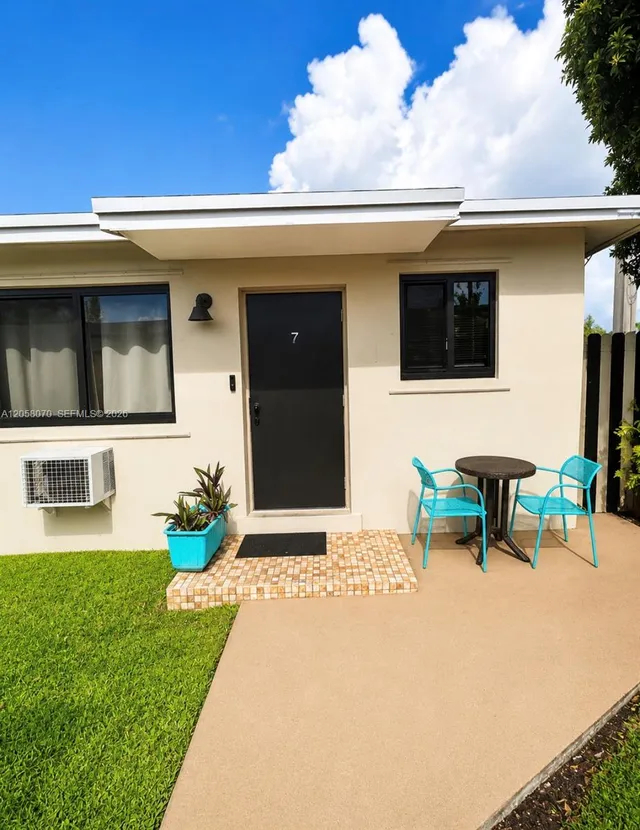 1-bedroom rental at 615 NE 7th Street #7, Hallandale Beach