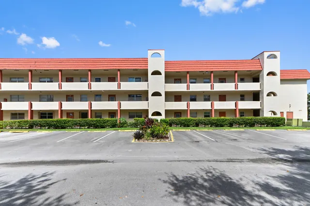 2-bedroom home at 3091 E Sunrise Lakes Drive #302, Sunrise
