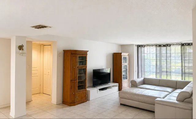 2-bedroom home at 3740 INVERRARY Drive #1E, Lauderhill