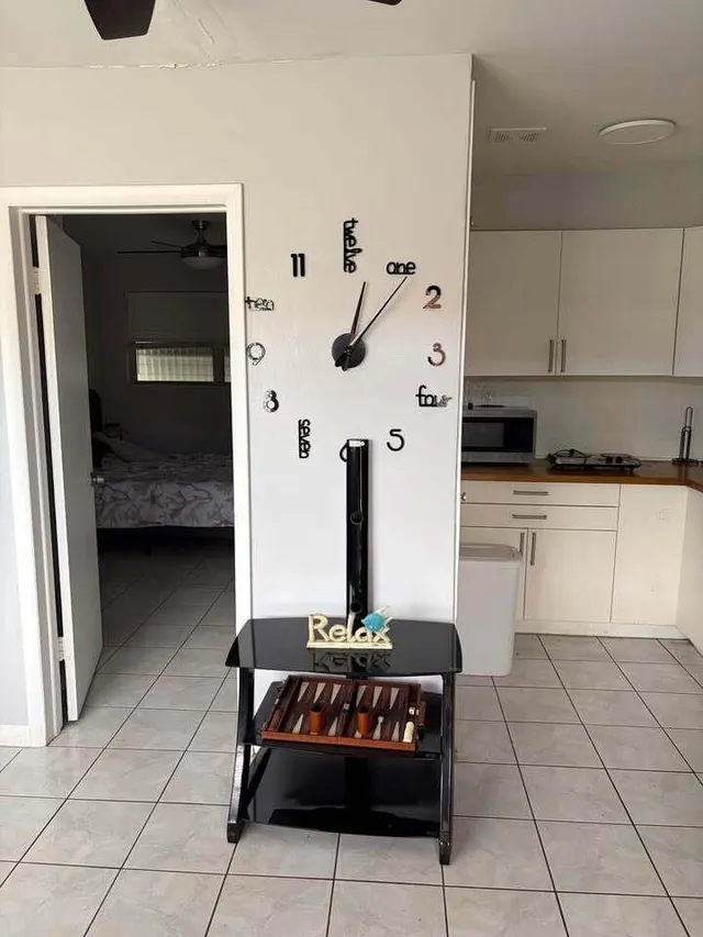 1-bedroom rental at 2213 LINCOLN Street #6, Hollywood
