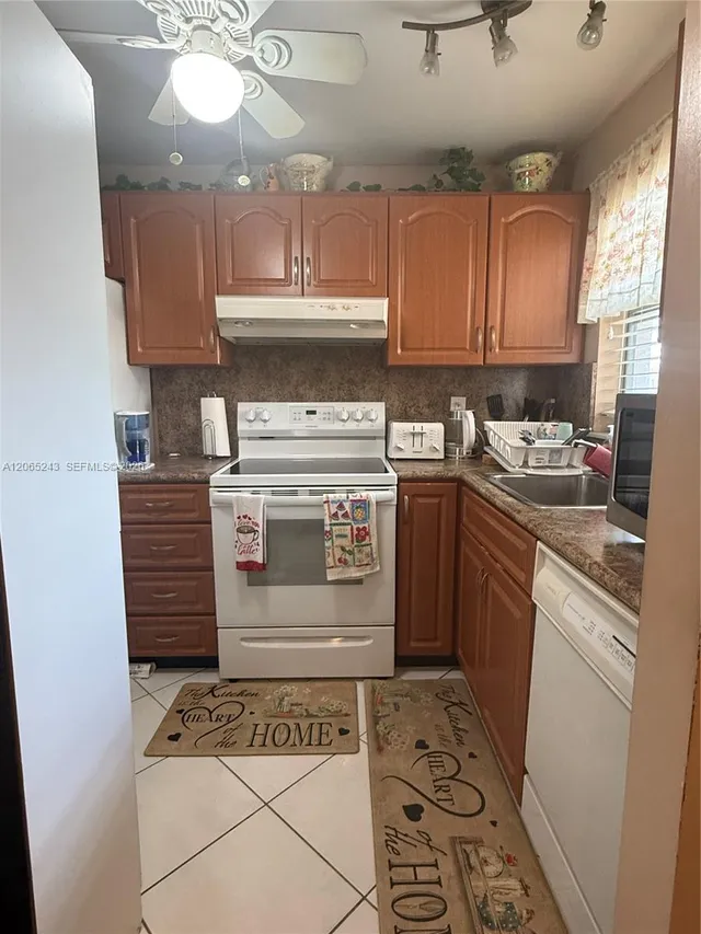 2-bedroom home at 9001 Sunrise Lakes Boulevard #201, Sunrise