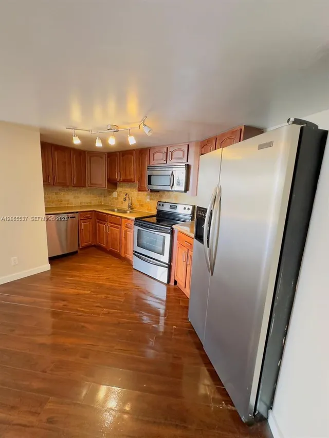 1-bedroom rental at 800 Parkview Drive #611, Hallandale Beach