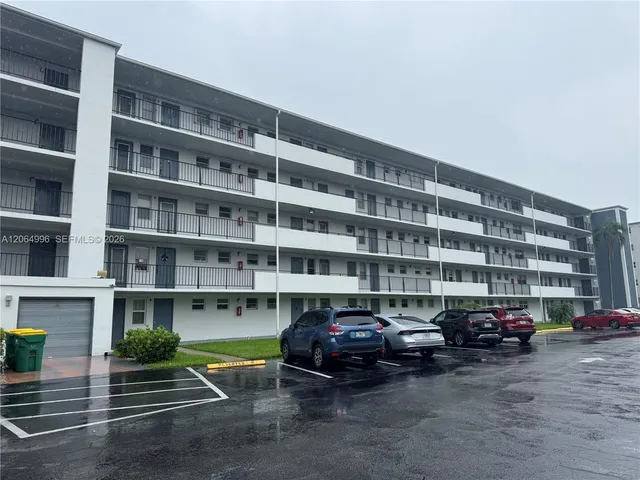 1-bedroom rental at 950 Hillcrest Drive #411, Hollywood