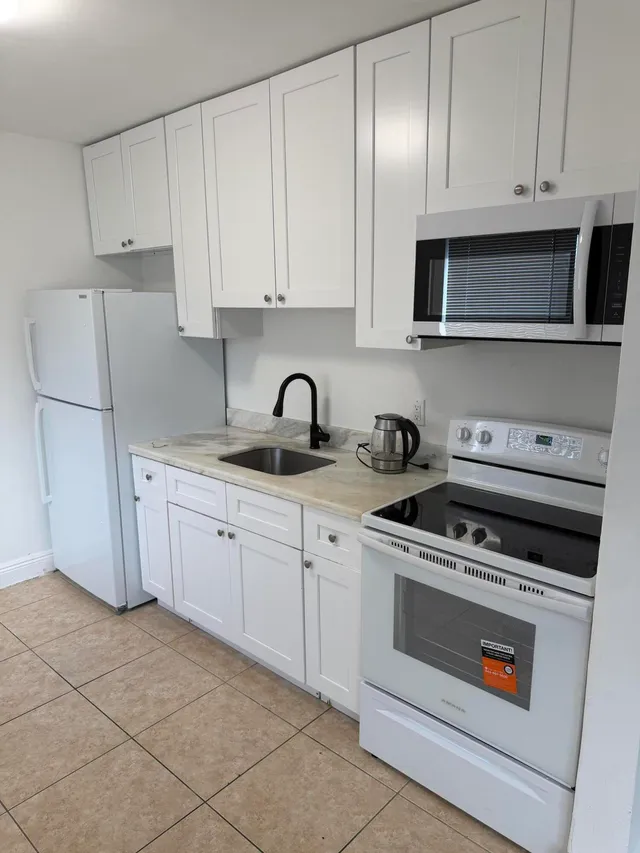 2-bedroom rental at 760 NW 4TH Street #2, Hallandale Beach