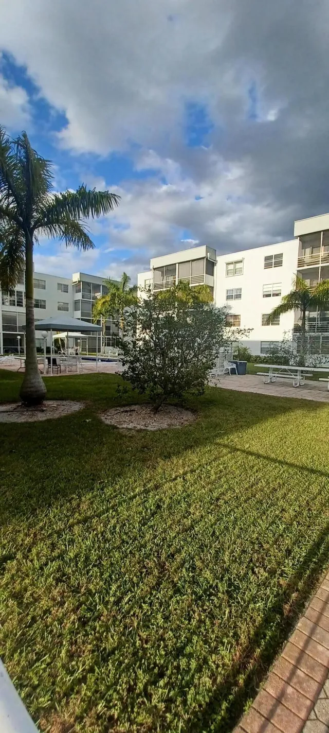 2-bedroom rental at 2998 E SUNRISE LAKES Drive E #121, Sunrise