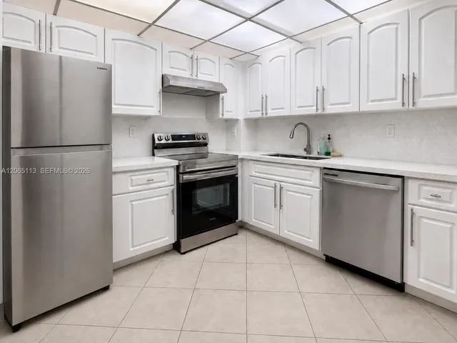 2-bedroom rental at 1621 Collins Avenue #402, Miami Beach