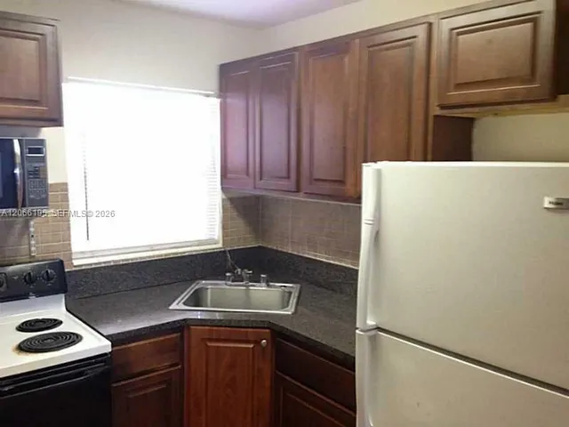1-bedroom rental at 2008 Jackson Street #E2, Hollywood