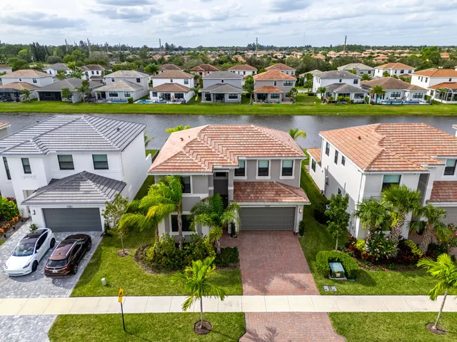 6-bedroom rental at 7197 MONTEREAL Path, Lake Worth
