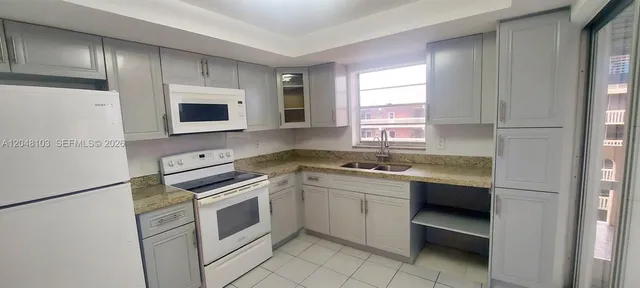 2-bedroom rental at 200 NE 12th Avenue #3E, Hallandale Beach