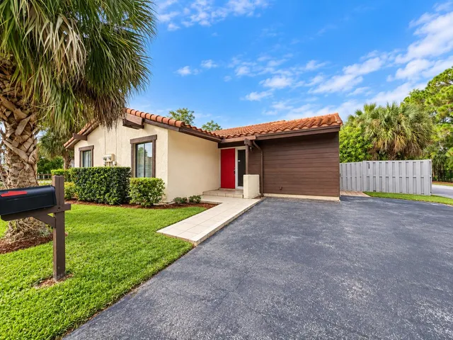 2-bedroom rental at 6287 Scotch Pine Lane, Lake Worth