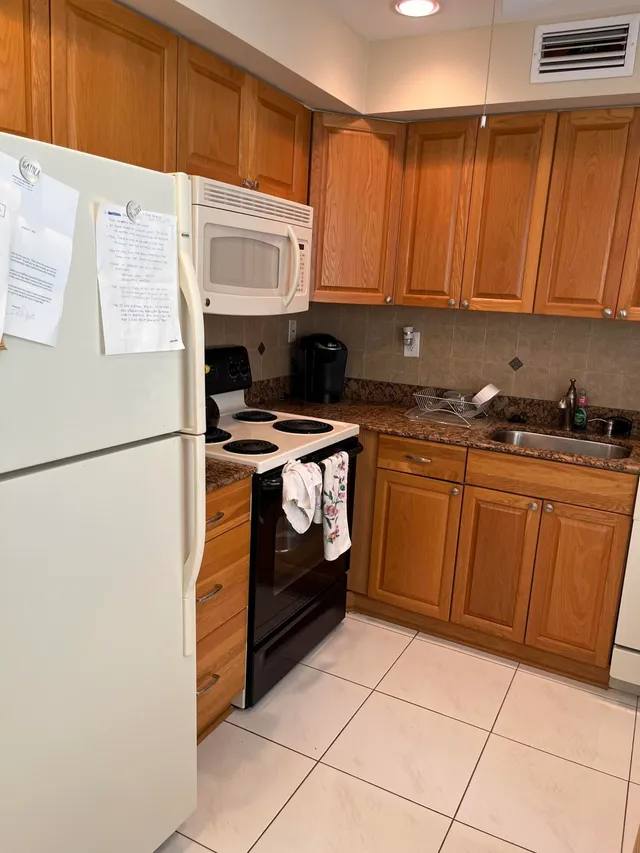 2-bedroom rental at 619 BURGUNDY M #619, Delray Beach