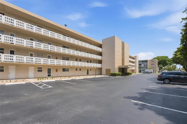 1-bedroom home at 1025 SE 2nd Avenue #406, Dania Beach