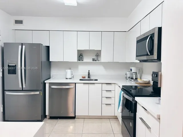 1-bedroom home at 5161 Collins Avenue #1510, Miami Beach
