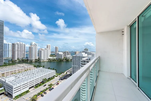 1-bedroom rental at 950 Brickell Bay Drive #2208, Miami