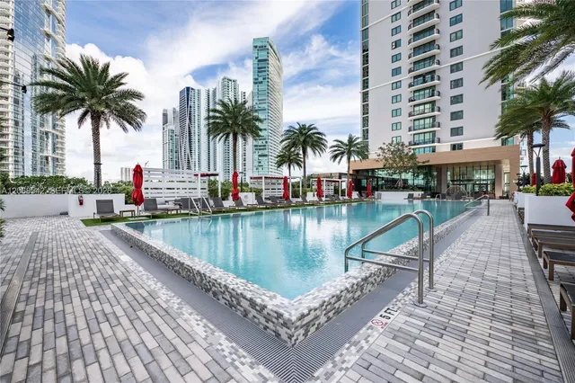 3-bedroom rental at 650 NE 2nd Avenue #4305, Miami