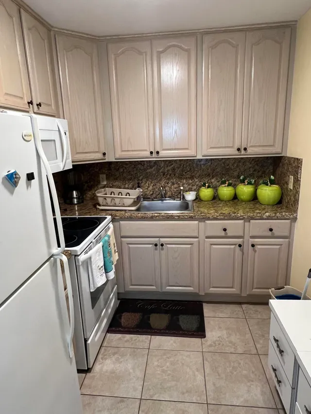 2-bedroom rental at 95 COVENTRY D, West Palm Beach