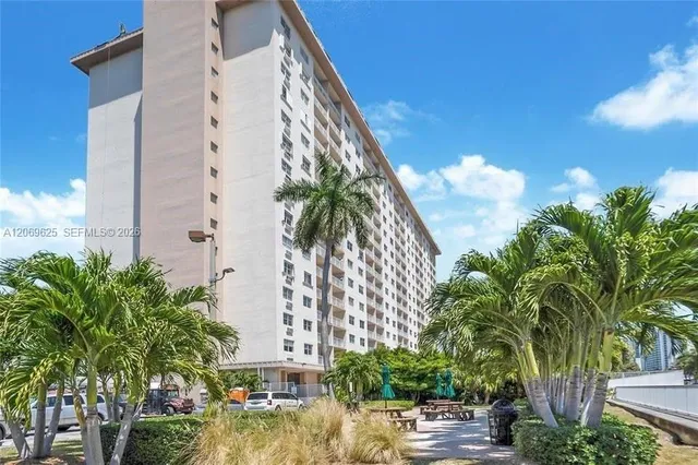 1-bedroom home at 400 Kings Point Drive #316, Sunny Isles Beach