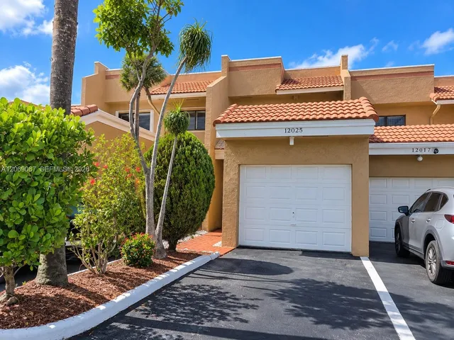3-bedroom rental at 12025 S Las Palmas Drive #12025, Pembroke Pines