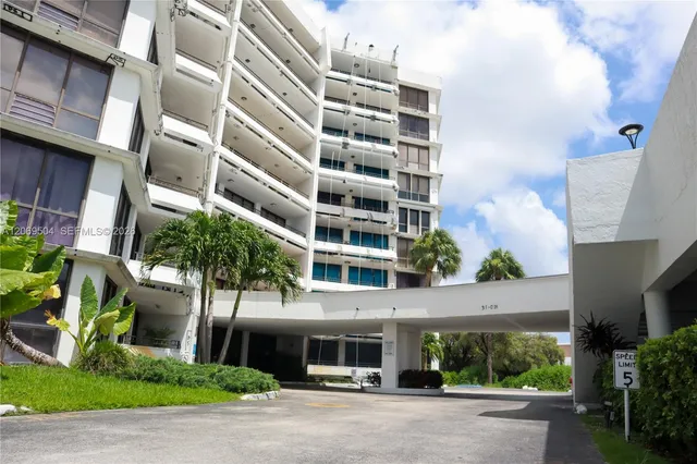 2-bedroom home at 13951 Kendale Lakes Circle #310A, Miami
