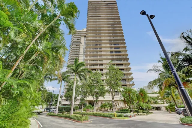 3-bedroom home at 19667 Turnberry Way #12F, Aventura