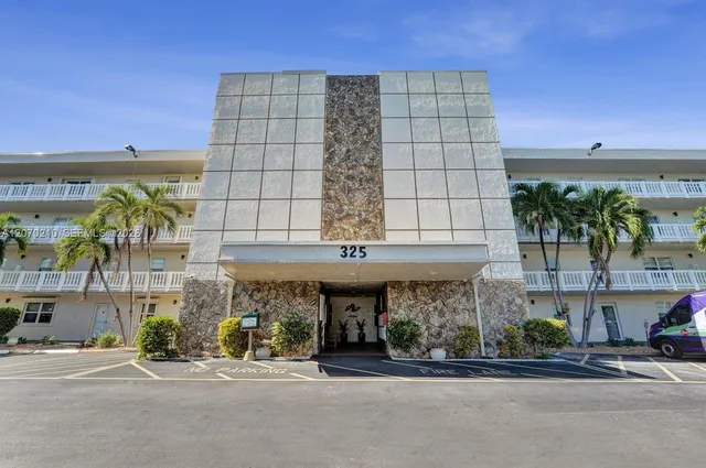 2-bedroom home at 325 SE 11th Terrace #107, Dania Beach