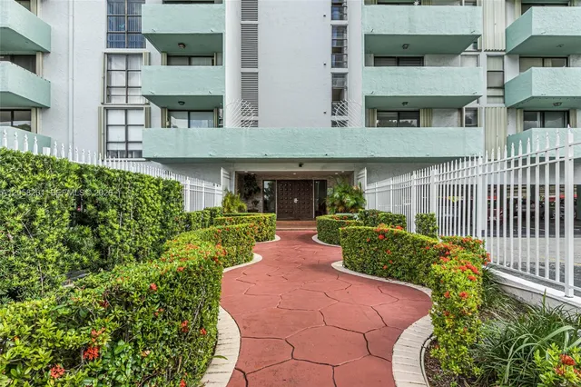 1-bedroom home at 1825 W 44th Place #509, Hialeah