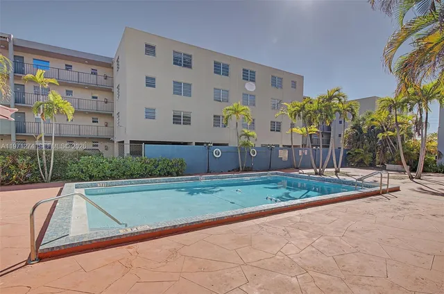 2-bedroom home at 399 NW 72nd Avenue #320, Miami