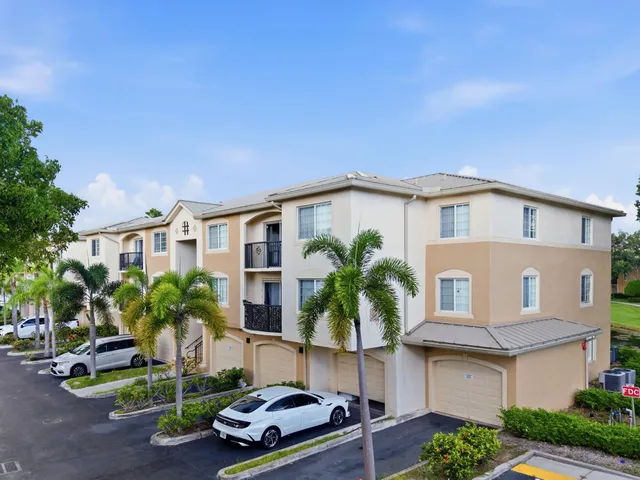 3-bedroom home at 900 CRESTWOOD Court S #920, Royal Palm Beach