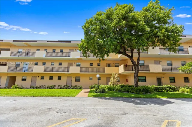 1-bedroom home at 201 Berkley Road #309, Hollywood