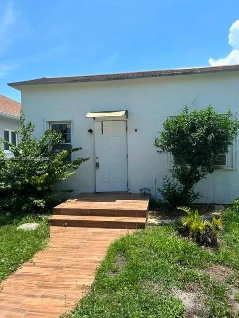 1-bedroom rental at 213 SW 11th Street #A, Dania Beach