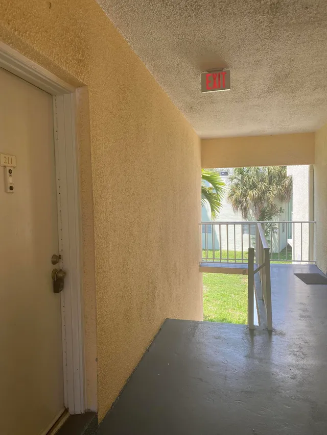 1-bedroom home at 409 EXECUTIVE CENTER Drive #211, West Palm Beach