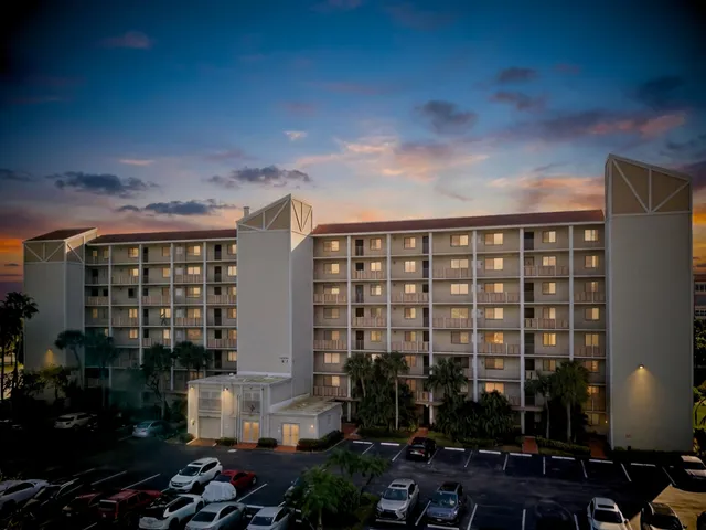 2-bedroom rental at 14475 N Strathmore Lane #308, Delray Beach