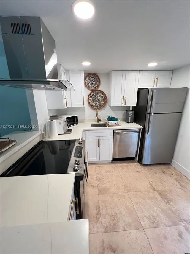 1-bedroom home at 20500 W Country Club Drive #117, Aventura