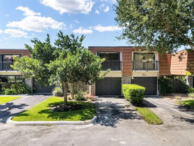 3-bedroom home at 11112 N Harmony Lake Circle, Davie