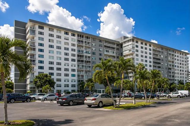 1-bedroom home at 3800 Hillcrest Drive #315, Hollywood