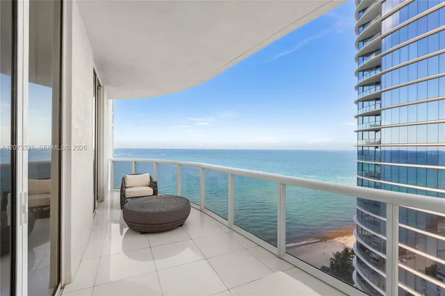 3-bedroom rental at 15811 Collins Avenue #1702, Sunny Isles Beach
