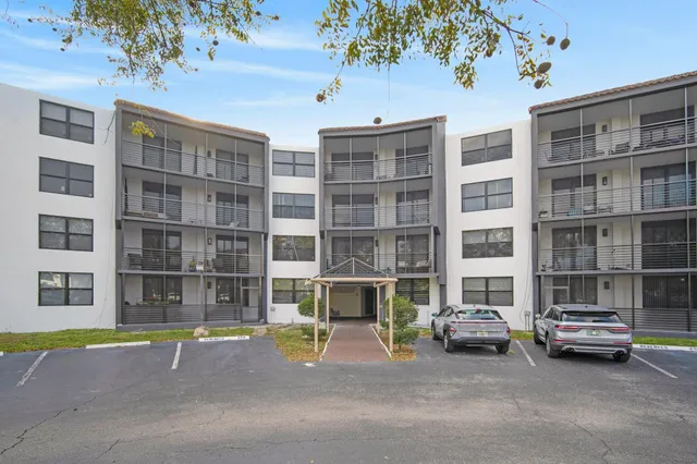 1-bedroom home at 3900 N HILLS Drive #306, Hollywood