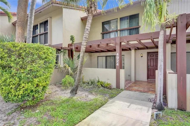 3-bedroom rental at 4924 SHERIDAN Street, Hollywood