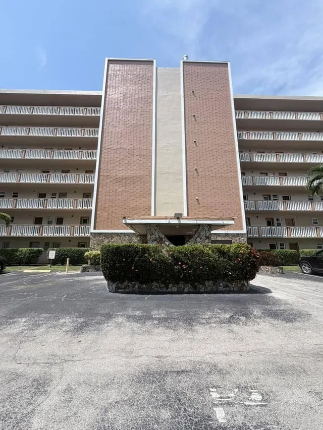 2-bedroom rental at 900 NE 12th Avenue #708, Hallandale Beach