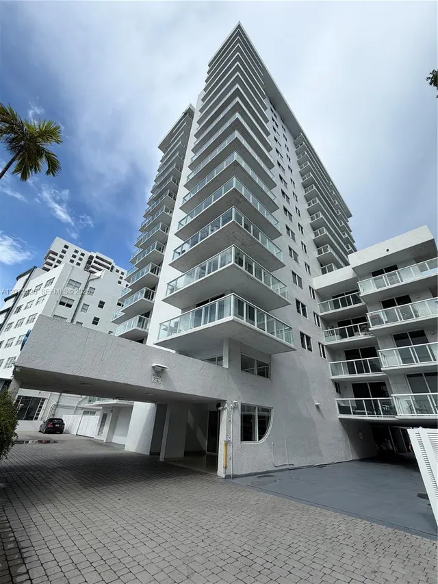 1-bedroom home at 2457 Collins Avenue #1405, Miami Beach
